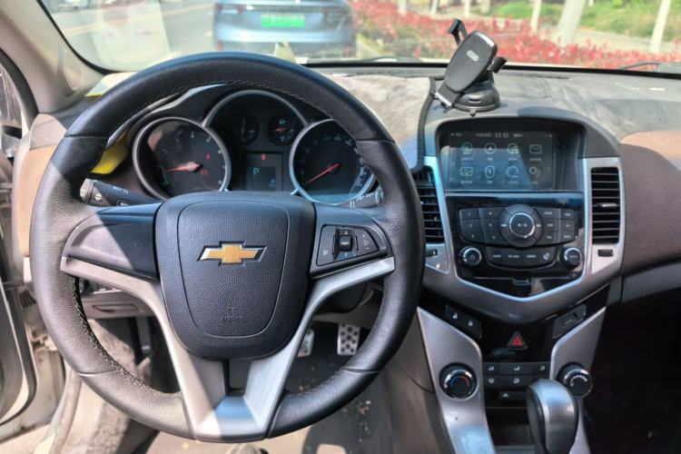 Used Chevrolet Cruze 2013 Hatchback 1.6L Automatic Luxury Model Steering Wheel