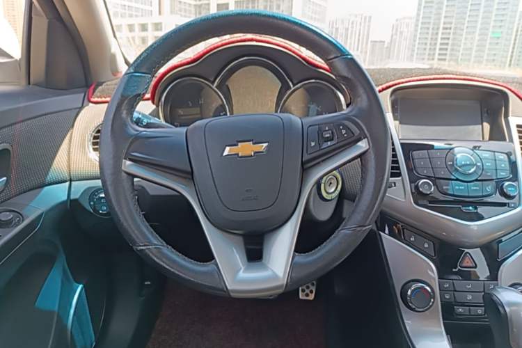 Used Chevrolet Cruze 2013 Hatchback 1.6T Automatic Flagship Model Steering Wheel