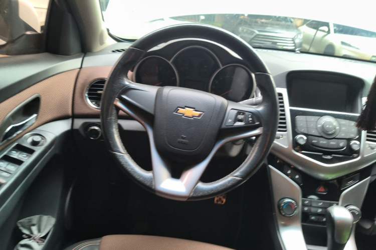 Used Chevrolet Cruze 2013 Hatchback 1.6L Automatic Luxury Model Steering Wheel