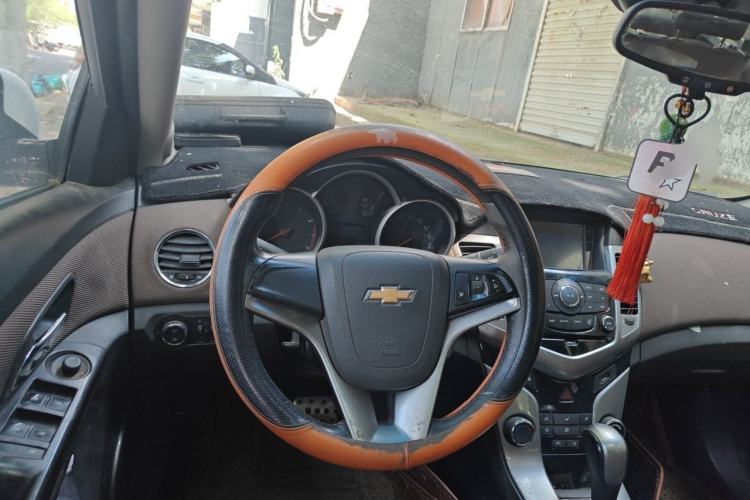 Used Chevrolet Cruze 2013 Hatchback 1.6L Automatic Luxury Model Steering Wheel