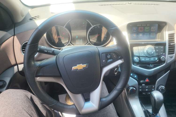 Used Chevrolet Cruze 2013 Hatchback 1.6L Automatic Luxury Model Steering Wheel