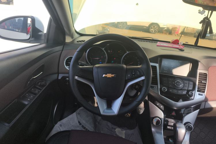 Used Chevrolet Cruze 2013 Hatchback 1.6L Automatic Luxury Model Steering Wheel
