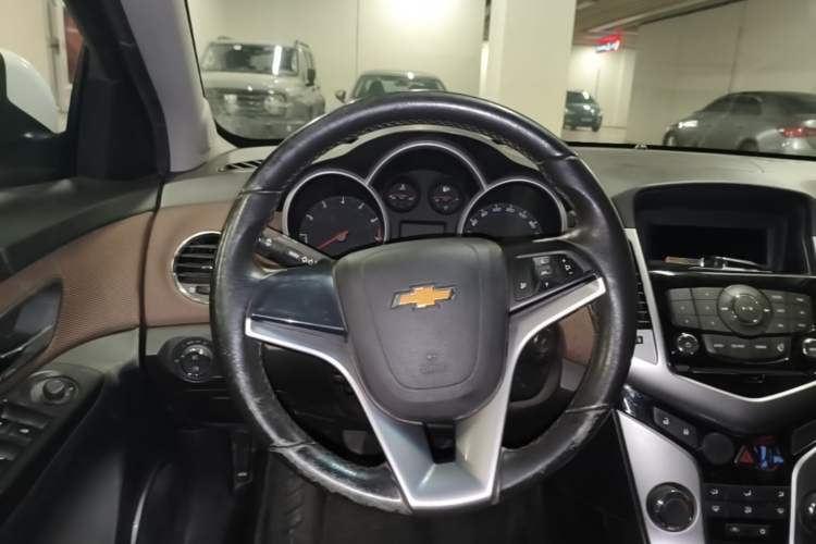 Used Chevrolet Cruze 2013 Hatchback 1.6L Manual Luxury Model Steering Wheel