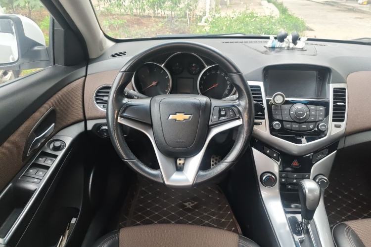 Used Chevrolet Cruze 2013 Hatchback 1.6L Automatic Luxury Model Steering Wheel