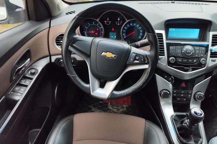 Used Chevrolet Cruze 2013 Hatchback 1.6L Manual Luxury Model Steering Wheel