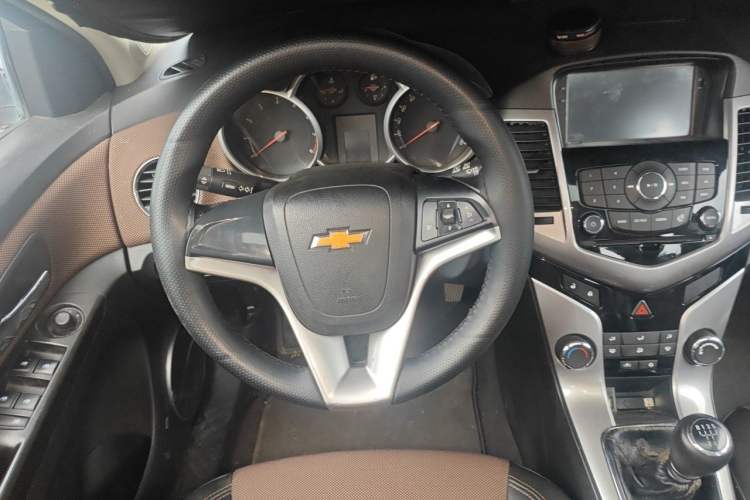 Used Chevrolet Cruze 2013 Hatchback 1.6L Manual Luxury Model Steering Wheel