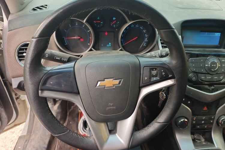 Used Chevrolet Cruze 2013 Hatchback 1.6L Manual Luxury Model Steering Wheel