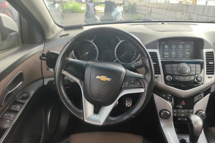 Used Chevrolet Cruze 2013 Hatchback 1.6L Automatic Luxury Model Steering Wheel