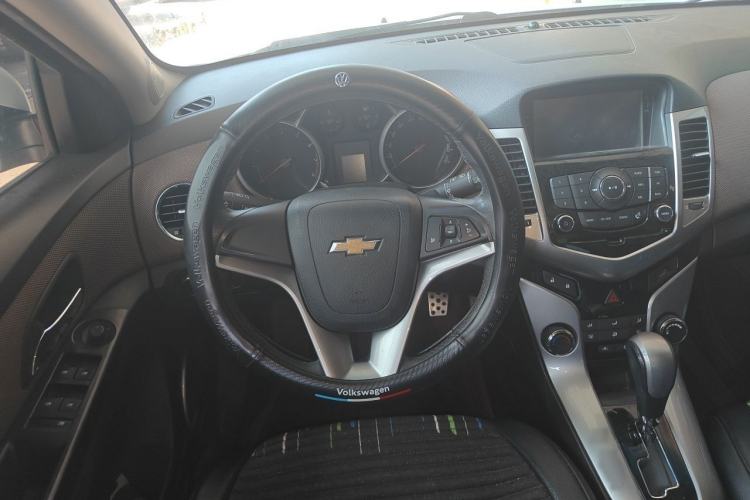 Used Chevrolet Cruze 2013 Hatchback 1.6L Automatic Luxury Model Steering Wheel