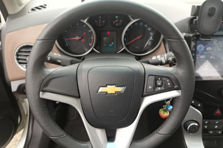 Used Chevrolet Cruze 2013 Hatchback 1.6L Manual Luxury Model Steering Wheel