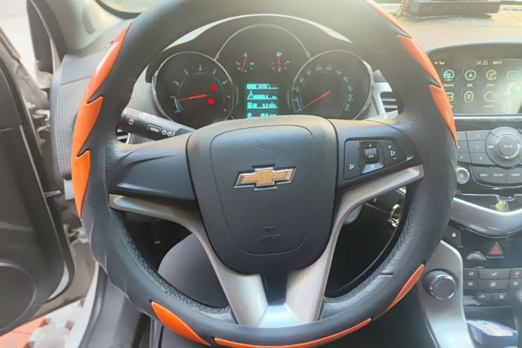 Used Chevrolet Cruze 2013 Hatchback 1.6T Automatic Flagship Model Steering Wheel