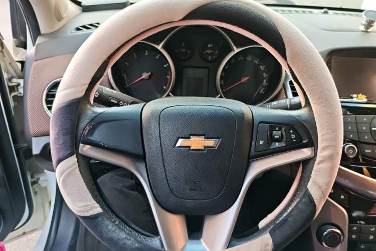 Used Chevrolet Cruze 2013 Hatchback 1.6L Automatic Luxury Model Steering Wheel
