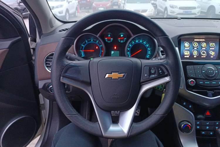 Used Chevrolet Cruze 2013 Hatchback 1.6L Automatic Luxury Model Steering Wheel