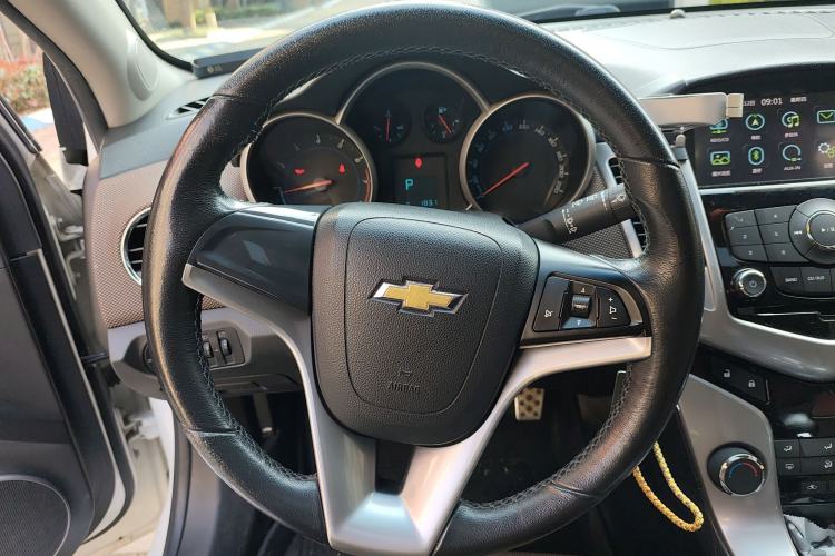 Used Chevrolet Cruze 2013 Hatchback 1.6L Automatic Luxury Model Steering Wheel