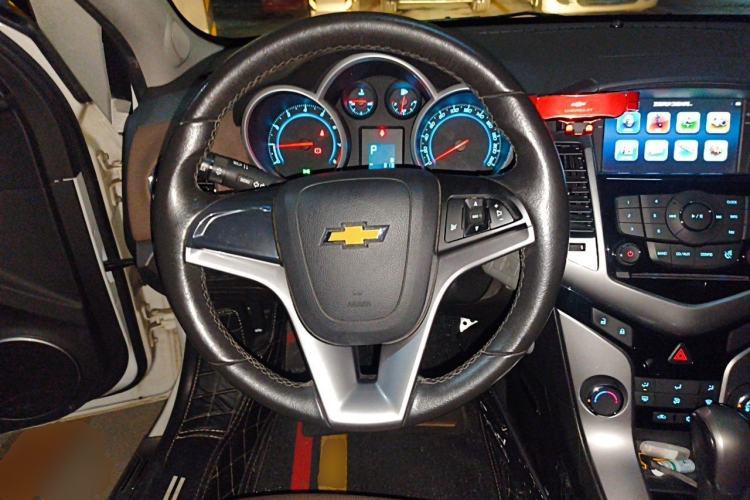 Used Chevrolet Cruze 2013 Hatchback 1.6L Automatic Luxury Model Steering Wheel