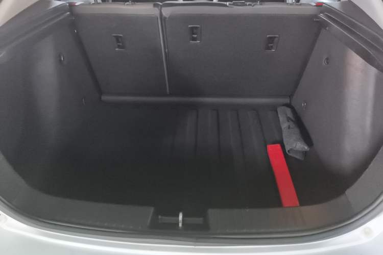 Used Chevrolet Cruze 2013 Hatchback 1.6L Automatic Luxury Model Trunk