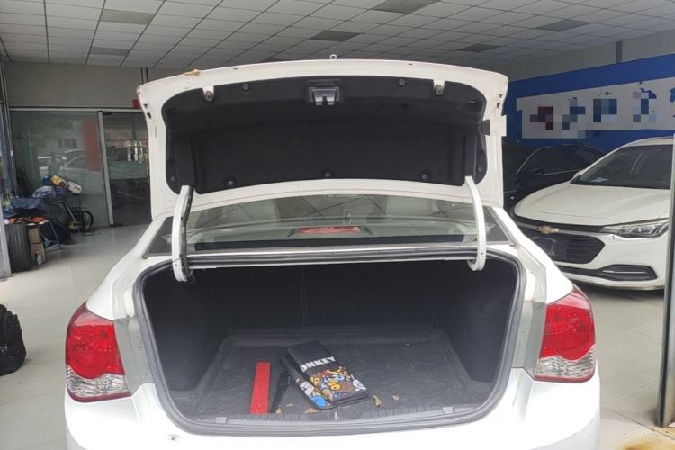 Used Chevrolet Cruze 2013 1.8L SE AT Trunk