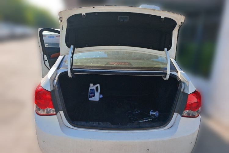 Used Chevrolet Cruze 2013 1.8L SE AT Trunk
