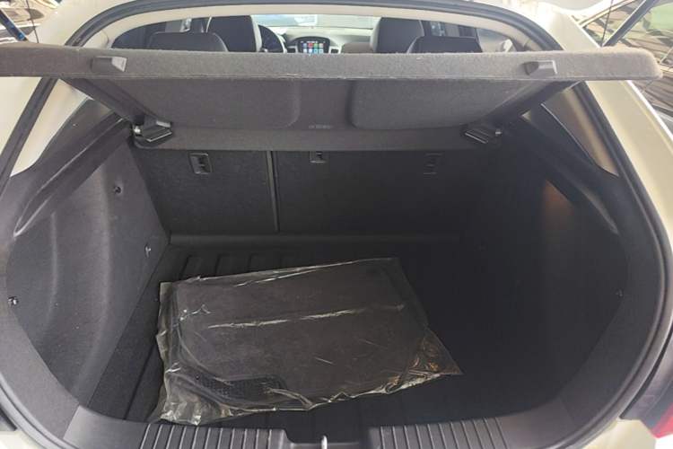 Used Chevrolet Cruze 2013 Hatchback 1.6L Automatic Luxury Model Trunk