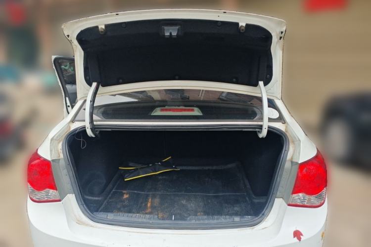 Used Chevrolet Cruze 2013 1.8L SE AT Trunk