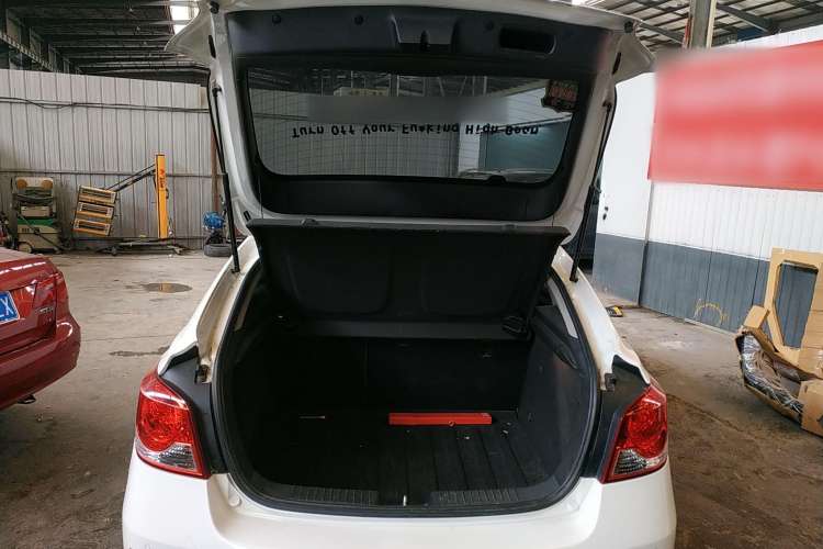 Used Chevrolet Cruze 2013 Hatchback 1.6L Manual Luxury Model Trunk