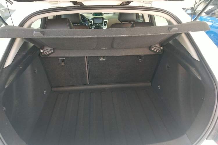 Used Chevrolet Cruze 2013 Hatchback 1.6L Manual Luxury Model Trunk