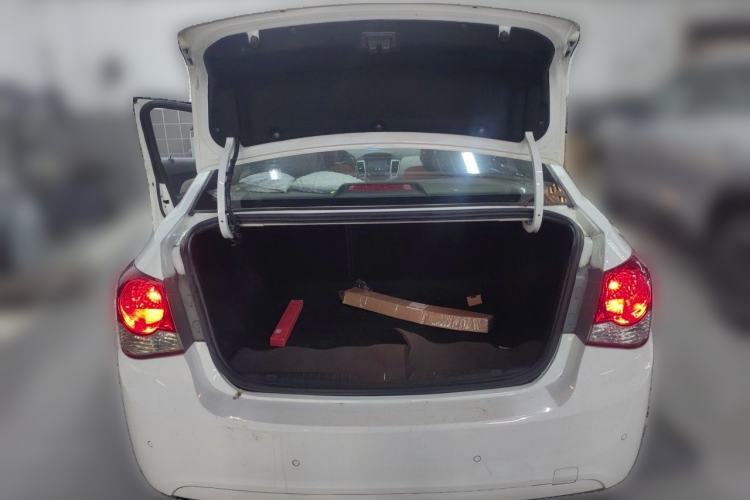 Used Chevrolet Cruze 2013 1.8L SE AT Trunk