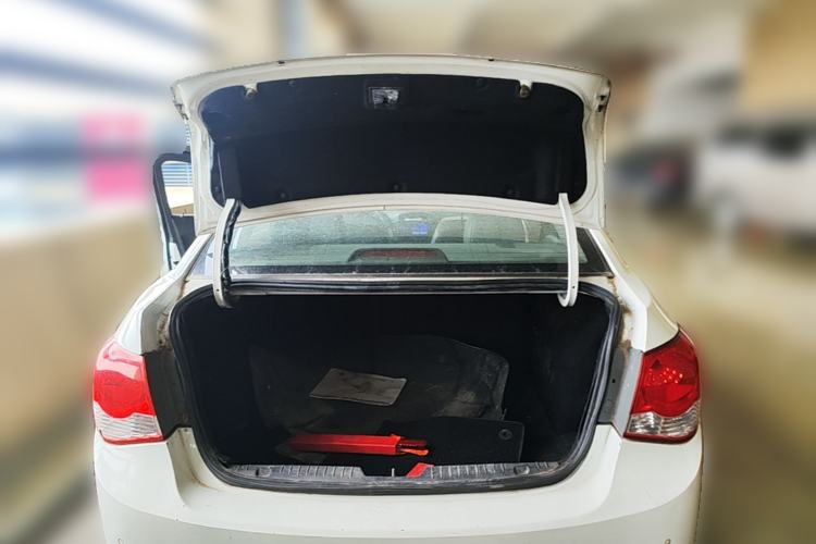 Used Chevrolet Cruze 2013 1.8L SE AT Trunk