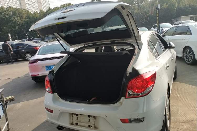 Used Chevrolet Cruze 2013 Hatchback 1.6T Automatic Flagship Model Trunk