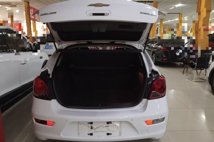 Used Chevrolet Cruze 2013 Hatchback 1.6L Manual Luxury Model Trunk