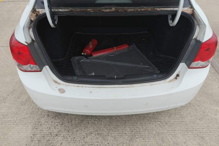Used Chevrolet Cruze 2013 1.6L SE MT Trunk