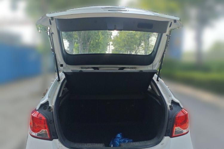Used Chevrolet Cruze 2013 Hatchback 1.6L Manual Luxury Model Trunk