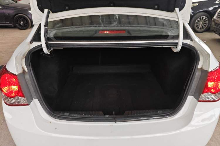 Used Chevrolet Cruze 2013 1.8L SE AT Trunk