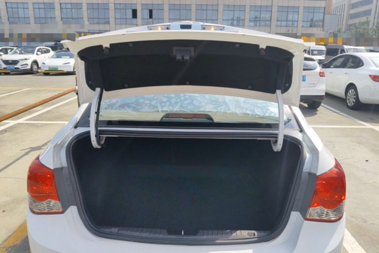 Used Chevrolet Cruze 2013 1.8L SE AT Trunk