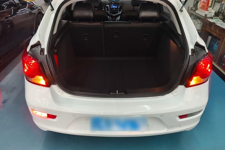 Used Chevrolet Cruze 2013 Hatchback 1.6L Manual Luxury Model Trunk
