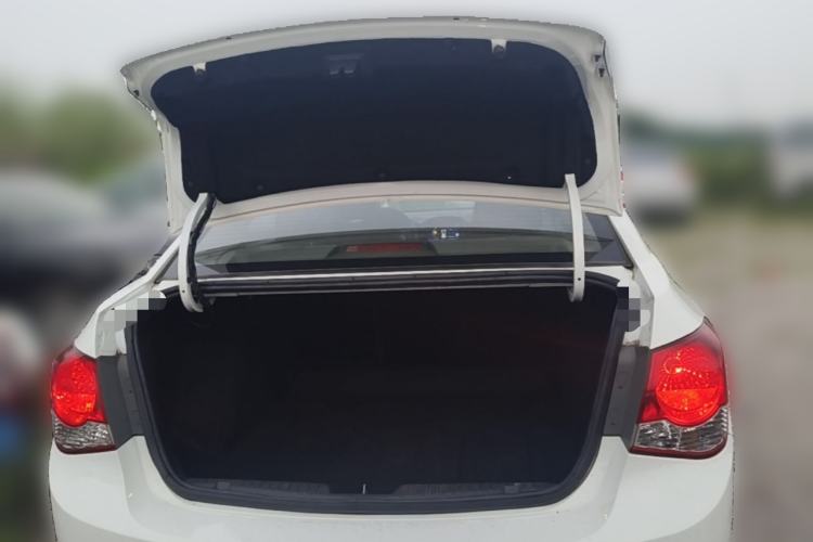 Used Chevrolet Cruze 2013 1.8L SE AT Trunk