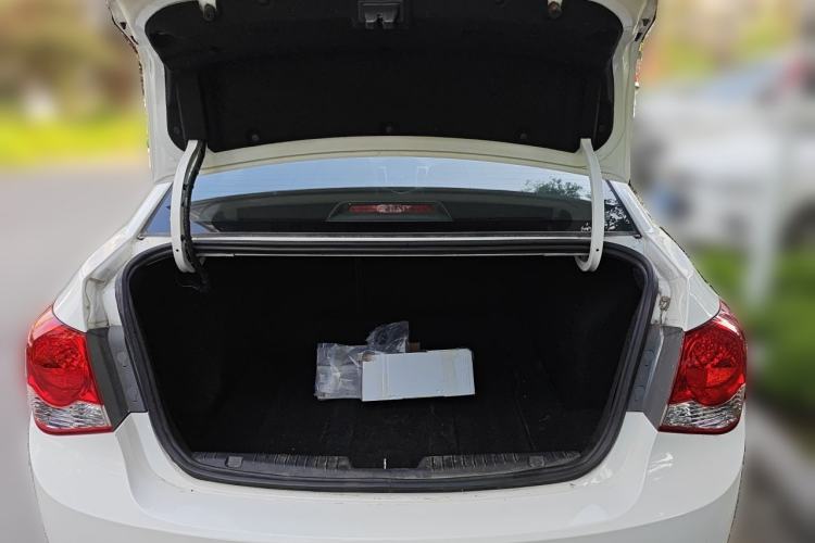 Used Chevrolet Cruze 2013 1.8L SE AT Trunk