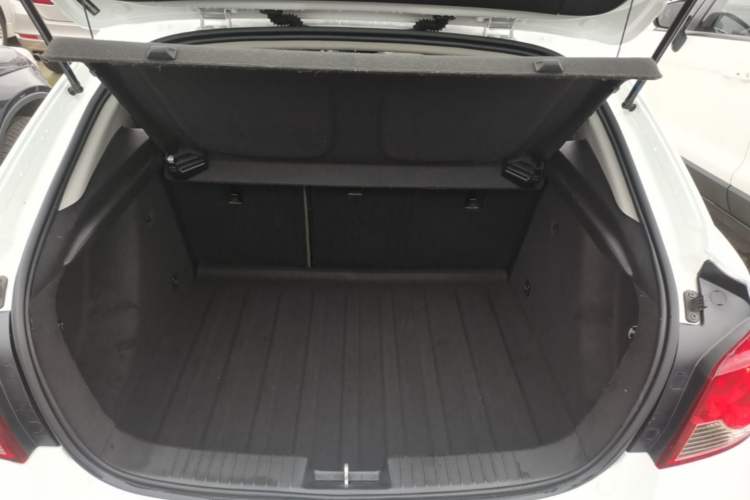 Used Chevrolet Cruze 2013 Hatchback 1.6L Manual Luxury Model Trunk