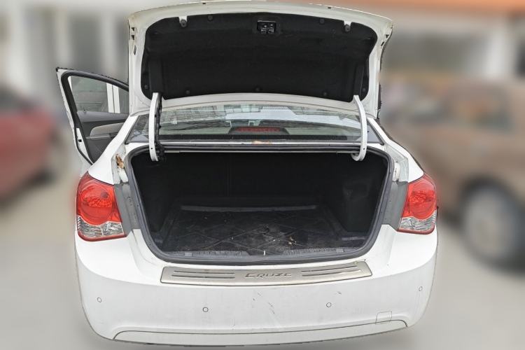 Used Chevrolet Cruze 2013 1.6L SE MT Trunk
