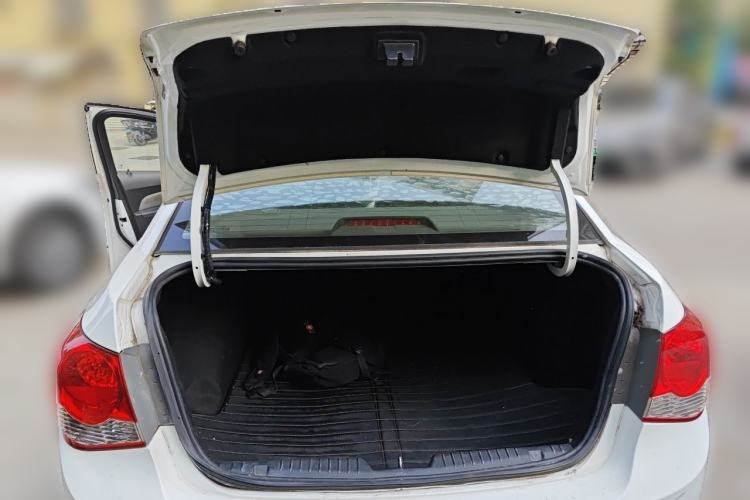 Used Chevrolet Cruze 2013 1.8L SE AT Trunk