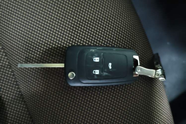 Used Chevrolet Cruze 2013 Hatchback 1.6L Manual Luxury Model Vehicle Key