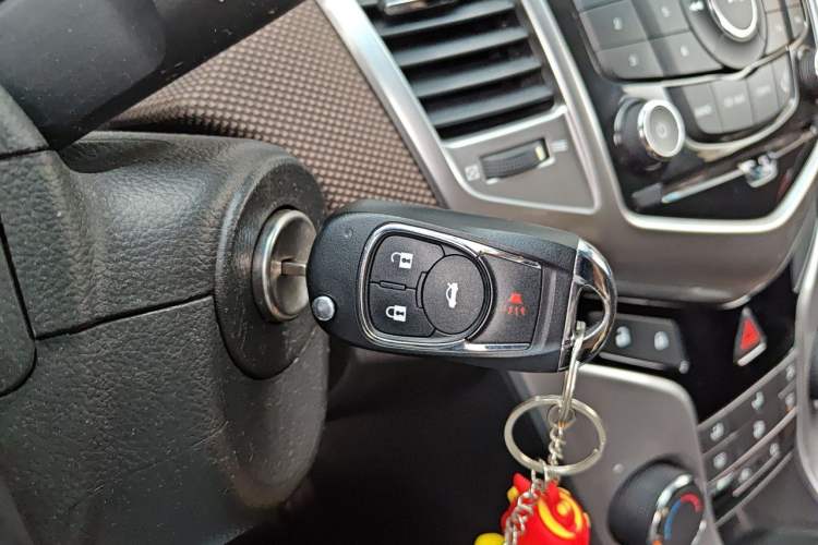 Used Chevrolet Cruze 2013 Hatchback 1.6L Manual Luxury Model Vehicle Key