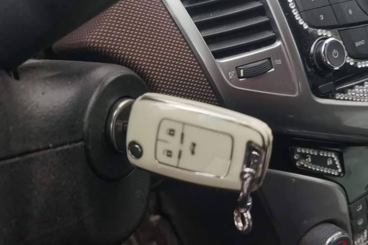 Used Chevrolet Cruze 2013 Hatchback 1.6L Manual Luxury Model Vehicle Key