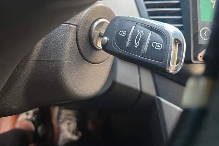 Used Chevrolet Cruze 2013 1.6L SL Grand Edition Manual Transmission Vehicle Key