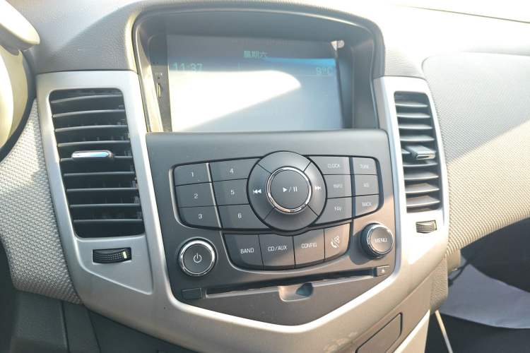 Used Chevrolet Cruze 2013 1.6L SE AT Audio And AC Panel