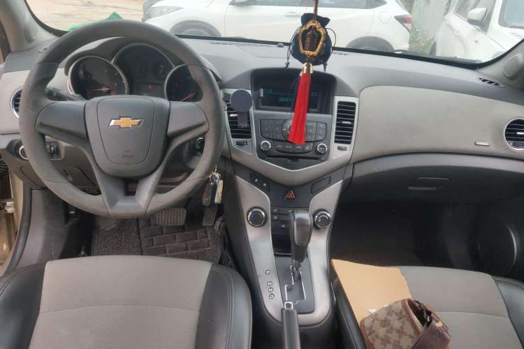 Used Chevrolet Cruze 2013 1.8L SE AT Center Console