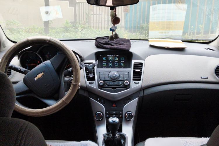 Used Chevrolet Cruze 2013 1.6L SE MT Center Console