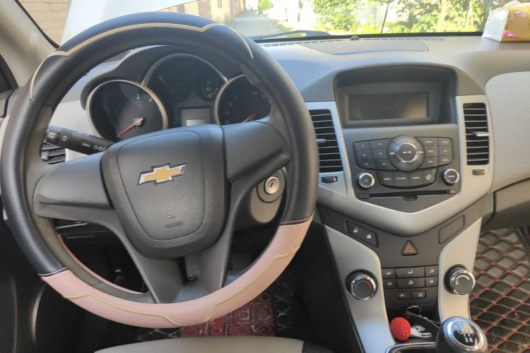 Used Chevrolet Cruze 2013 1.6L SE MT Center Console