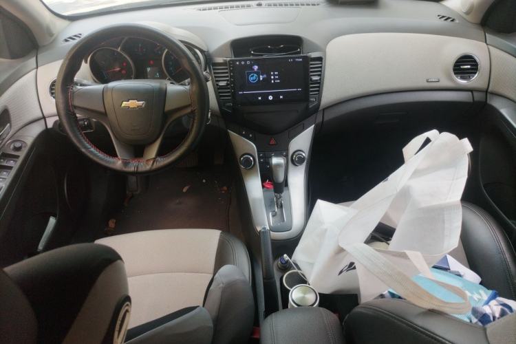 Used Chevrolet Cruze 2013 1.6L SE AT Center Console