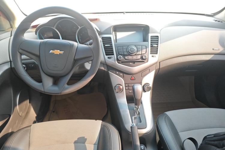 Used Chevrolet Cruze 2013 1.6L SE AT Center Console